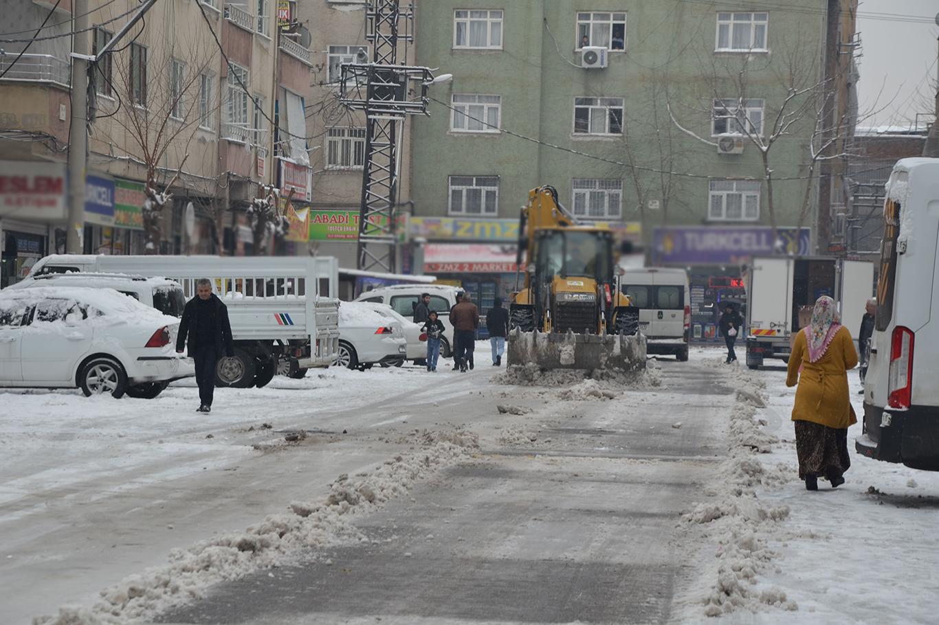 ​Diyarbakır’da etkili olan kar ve buzlanma özelikle yayaları rahatsız ediyor